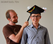 Der Doktorhut wird traditionell von den Kollegen gebastelt